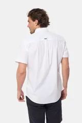 Camisa lisa de manga corta color crema, confeccionada en 100% algodón, con cuello abotonado y un bolsillo en el pecho.