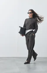 Pantalón de punto de corte relajado, con pierna recta y caída fluida. Presenta cintura con cordón ajustable y diseño minimalista.