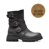 Bota de caña media confeccionada en cuero negro, con suela track dentada y tres correas horizontales con hebillas metálicas ajustables en el lateral.