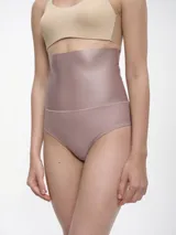 Bombacha de tiro alto color beige, con efecto modelador y costuras decorativas en los bordes.