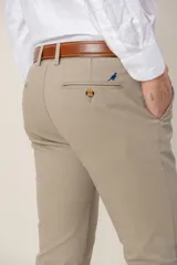 Pantalón de algodón twill con corte slim fit, color beige, de diseño clásico con bolsillos laterales y traseros.