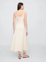 Vestido midi de punto acanalado color crema, con breteles finos y corte ajustado.