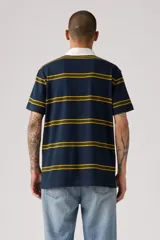 Remera polo de manga corta, color azul marino con rayas horizontales amarillas y verdes. Tiene cuello blanco y tapeta de botones.