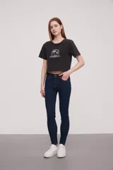 Pantalón jean de corte skinny y tiro medio, con diseño clásico de cinco bolsillos y costuras reforzadas.