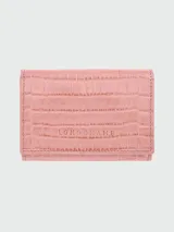 Billetera compacta de cuero con textura de cocodrilo en color rosado, con cierre de botón a presión dorado y múltiples ranuras para tarjetas.
