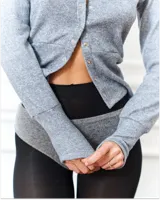 Cardigan gris de manga larga con hilera de botones broche a lo largo de toda la prenda.