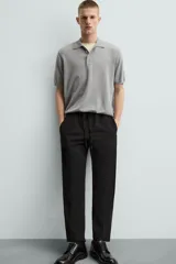 Pantalón regular fit color negro de tejido con viscosa, con cintura elástica ajustable con cordón, bolsillos frontales y traseros.