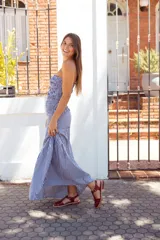 Sandalias planas estilo romano tipo cangrejera, confeccionadas en cuero charolado de color bordó. Presentan diseño de tiras entrelazadas en el empeine, puntera cuadrada, talón cerrado con tira ajustable mediante hebilla metálica dorada y suela plana con pequeño tacón.