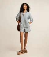 Short femenino de sarga de algodón, con cintura elástica, bolsillos delanteros, bajo plegado y estampado de rayas. Marca Marfinno.