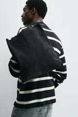 Bolso tipo shopper fabricado en cuero con acabado serraje color gris oscuro. Compartimento principal sin cierre con bolsillo interior con cremallera. Dos asas de mano fabricadas en cuero.