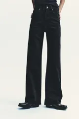 Jeans de tiro alto y estilo wide leg, con diseño de cinco bolsillos, lavado oscuro con efecto desgastado, pierna ancha larga y bajo sin costuras.