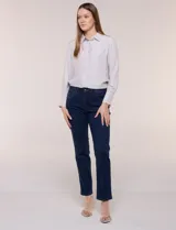 Jean recto de tiro alto y color azul oscuro, con diseño clásico de cinco bolsillos, trabillas para cinturón y cierre frontal con botón y cremallera.