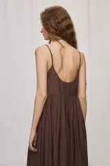 Vestido largo negro de silueta fluida, con breteles finos y escote en V con detalles de encaje. Presenta frunce bajo el busto y terminación de encaje en el ruedo.