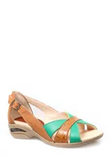 Sandalia de cuero con diseño de tiras cruzadas en colores tostado y verde, con cierre de hebilla lateral y suela con tecnología de burbuja de aire.