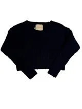 Sweater corto de punto trenzado color negro, con escote redondo amplio y calce ajustado.