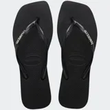 Ojotas Havaianas modelo Slim Square con puntera cuadrada, correas finas y logo metálico aplicado en la tira.