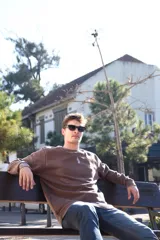 Buzo marrón con cuello redondo y puños y cintura acanalados.