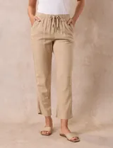 Pantalón de algodón marca Dash, color azul denim. Tiene pretina elastizada con lazo de ajuste, bolsillos delanteros y bolsillos traseros simulados.