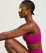 Top deportivo fucsia de microfibra, marca Get Over, con tirantes fijos y copas incorporadas.