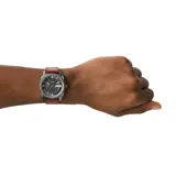 Reloj Fossil Neutra para hombre, con caja de acero color gris plomo de 42mm y correa de cuero marrón de 22mm. Esfera gris texturizada con efecto sunray, cristal mineral y movimiento de cuarzo de tres agujas con fecha. Resistente al agua hasta 5 ATM.