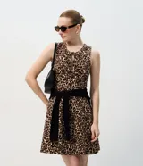 Vestido corto de corte evasé con estampado animal print, escote redondo y detalle de abertura frontal con lazos. Confeccionado en tejido de bengalina con viscosa, poliamida y elastano.