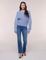 Buzo de algodón blanco con diseño de punto calado y mangas anchas.
