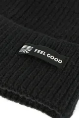 Gorro de lana tejido color lila con etiqueta negra con logo en el frente.