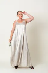 Vestido largo color gris plateado, de viscosa, con breteles finos y corte acampanado.