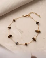 Pulsera de cadena fina dorada con piedras naturales ojo de tigre marrones intercaladas.