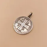 Dije medalla redonda de plata 925 con la cruz de San Benito y diferentes inscripciones en latín.