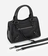 Cartera satchel Satinato de color negro, confeccionada en poliuretano. Cuenta con asas de mano fijas, correa larga removible, bolsillos frontales con cierre, tachas metálicas decorativas y tiras colgantes.