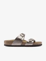 Sandalias Birkenstock modelo Sydney, color plateado, con dos correas ajustables con hebilla y plantilla anatómica de corcho y látex.