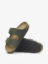 Sandalias Birkenstock Arizona color verde oliva, con dos correas ajustables con hebillas metálicas doradas y plantilla anatómica de corcho y látex.