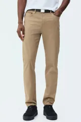 Pantalón de sarga de algodón con diseño de cinco bolsillos, cierre frontal con botón y corte ajustado.