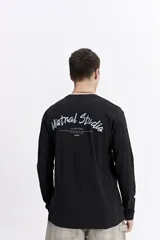 Remera de manga larga negra con escote redondo y estampado en la espalda con el texto "Mistral Studio" en gris claro y "limited edition" en blanco.