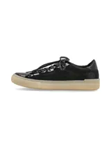 Sneaker de cuero negro con textura reptil, cordones con lurex y suela color miel.