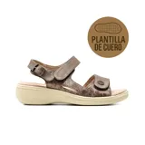Sandalia baja de cuero color bronce, con diseño texturizado, tiras ajustables con velcro y plantilla acolchada sobre suela clara.