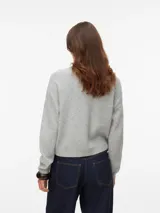 Sweater de punto gris con cuello polo y cierre frontal parcial de tres botones. Presenta mangas largas con puños acanalados y un diseño de calce regular.