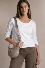 Remera de algodón con elastano, color negro, de corte ajustado al cuerpo, cuello redondo y mangas 3/4.