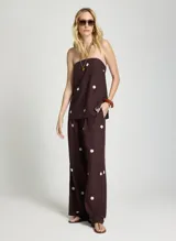 Pantalón de vestir marrón con estampado de lunares blancos, de tiro alto y corte ancho.