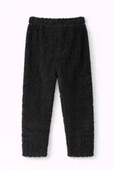 Pantalon de pijama de tela plush suave, con estampado de estrellas rosadas sobre fondo gris. Cuenta con cintura elastizada para mayor comodidad.