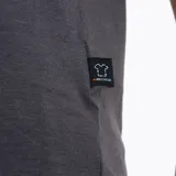 Remera de manga corta Merrell color gris oscuro, con cuello redondo y diseño holgado. Presenta un estampado gráfico frontal en tonos rosados y blancos con la inscripción "Merrell Outdoor".
