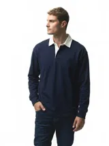 Remera polo de manga larga color azul marino, con cuello y solapa de botones en color blanco.