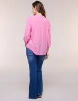 Blusa de silueta suelta color azul, con escote en V y cuello mao. Cuenta con abotonadura frontal, alforzas verticales en el pecho y mangas tres cuartos con puños elastizados.