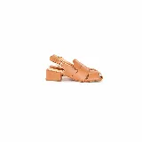 Sandalias de cuero color caramelo con diseño de tiras anchas entrelazadas en la parte delantera, punta cuadrada, talón abierto con tira ajustable y hebilla metálica, y taco ancho medio.
