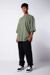 Pantalón tipo jogger de friza de algodón, con diseño oversize, cintura y puños elastizados.