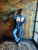 Camisa de jean con bloque de color blanco en la parte superior, de corte holgado y manga larga.