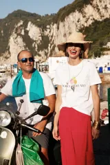 Remera blanca con estampado de un cono de helado y la inscripción "LCC G".