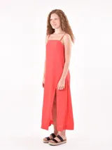 Vestido largo de tirantes finos, con escote recto y tajo frontal en la falda.