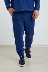 Pantalón de jogging azul marino de micropolar, con cintura elástica y puños ajustados.